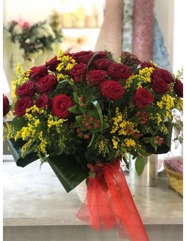 Vaso in ceramica con 40 rose rosse e con Ipericum, Solidago, Aspidistra