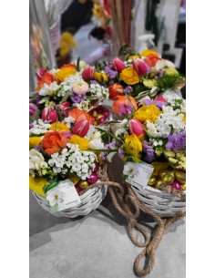 Cestino Pasquale con fiori e ovetti di cioccolato