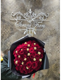 Bouquet con cioccolatini e 100 rose 2