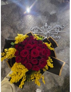 Rose rosse con mimosa