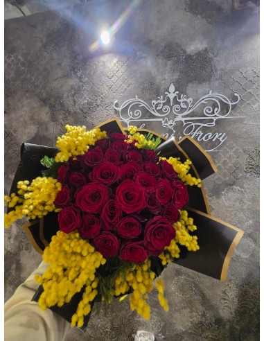 Rose rosse con mimosa