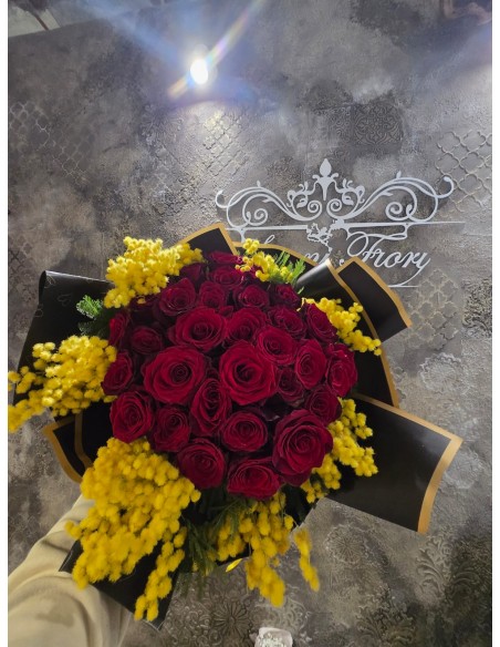 Rose rosse con mimosa