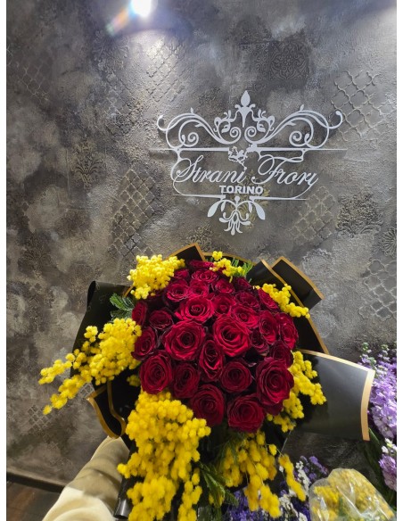 Rose rosse con mimosa