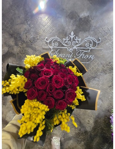 Rose rosse con mimosa