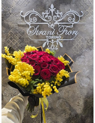 Rose rosse con mimosa
