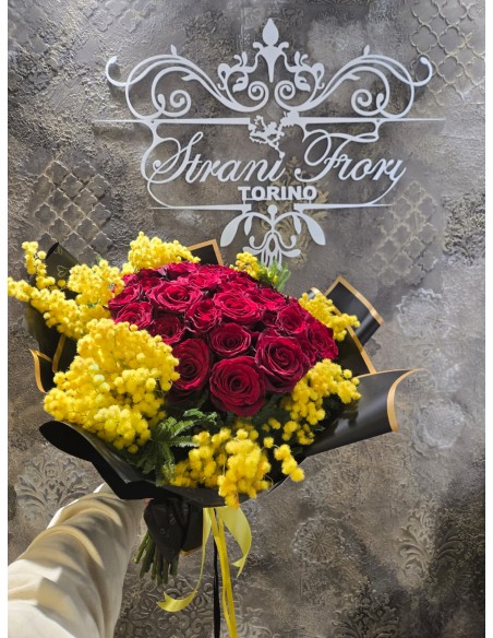 Rose rosse con mimosa